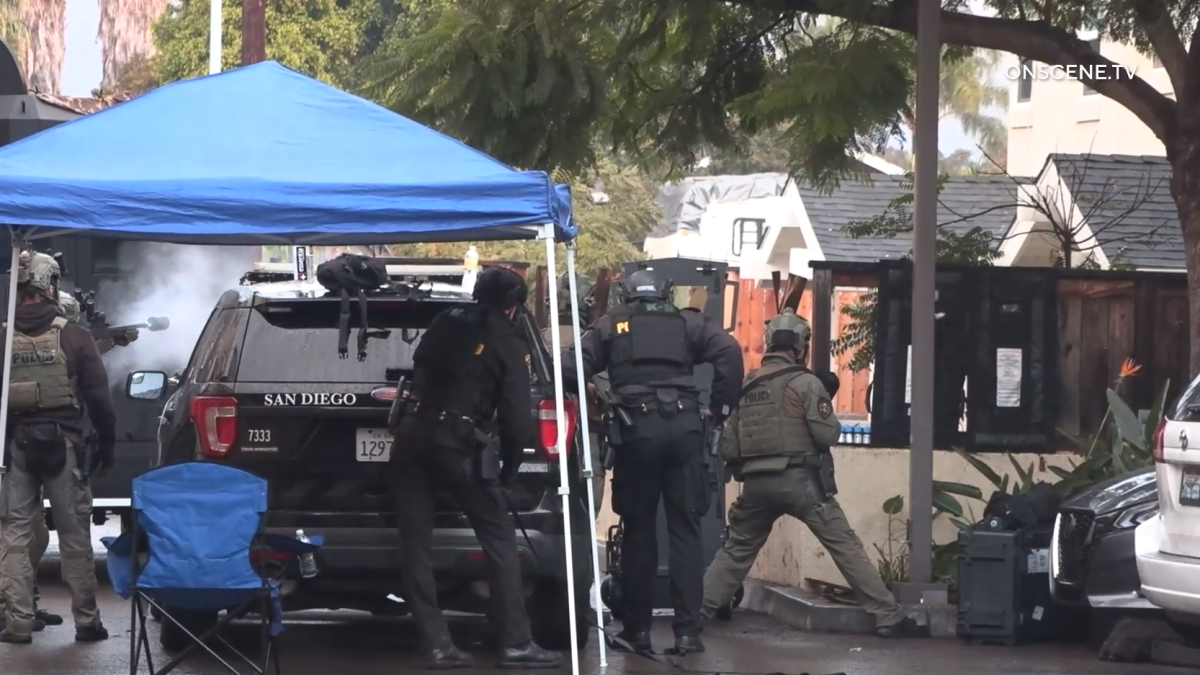 San Diego officer shot; standoff ends with man in custody - Los